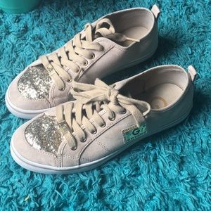 Sneaker Guess.